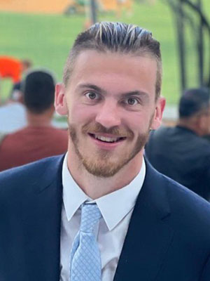 White man, blue eyes, dark hair and beard